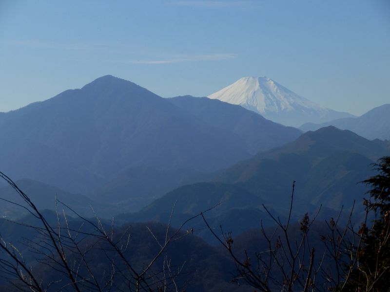 富士山の方向だけ開けている