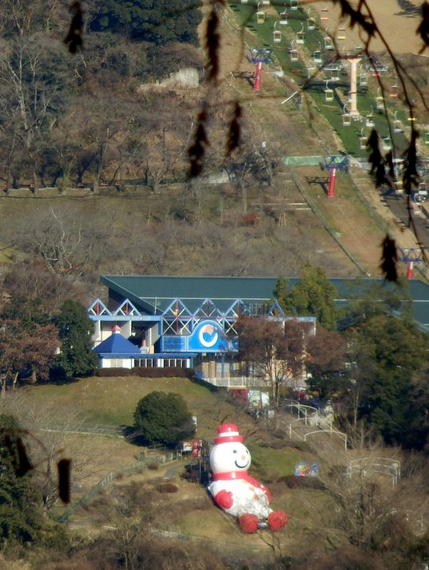 山腹に雪ダルマ