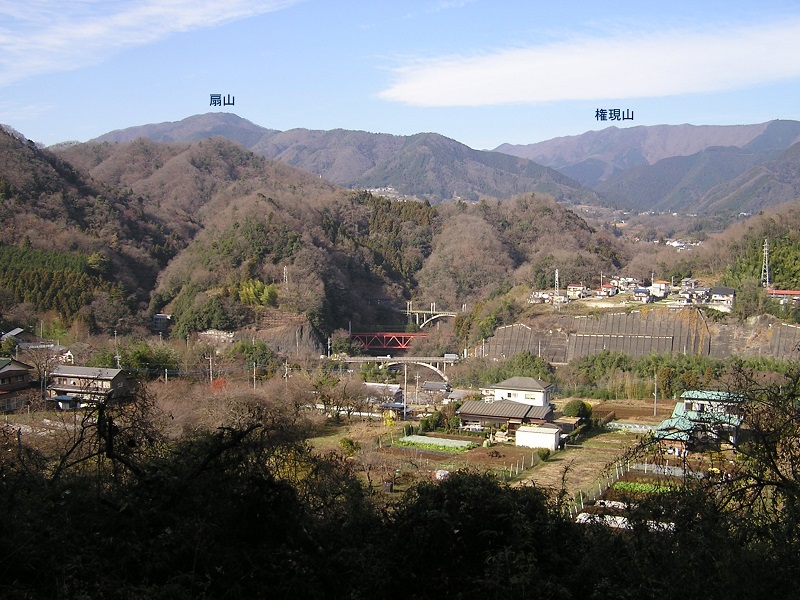 扇山（左）と権現山（右）を望む