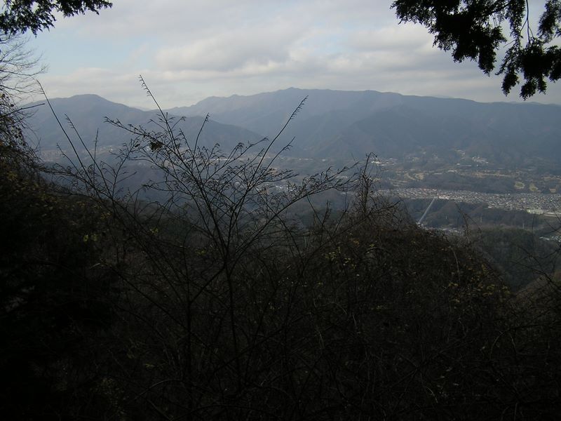 高柄山 -- 扇山（左）と権現山（中央）と四方津の町並み