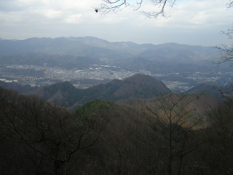高柄山から生藤山（しょうとうさん）と上野原市街地とを望む
