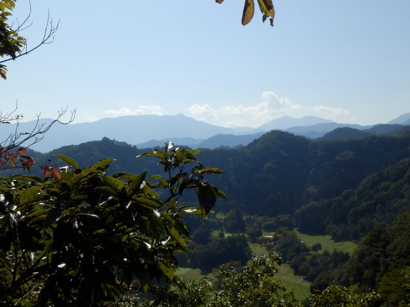 ハサミ岩にて望む、丹沢