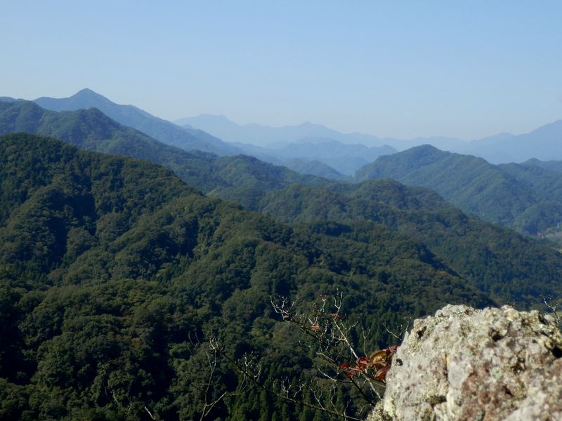 ハサミ岩にて望む、西方の山々