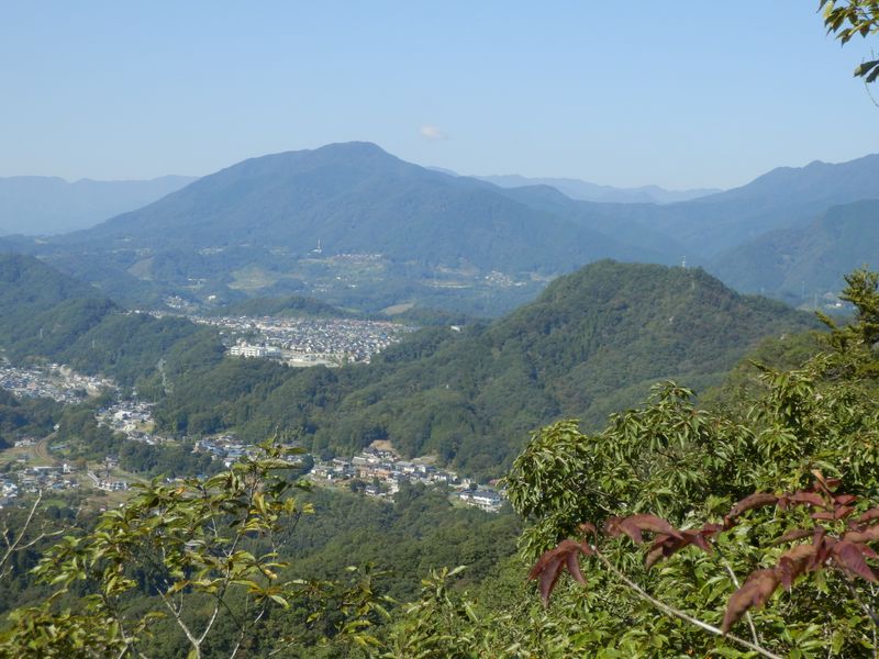 ハサミ岩にて望む、四方津御前山