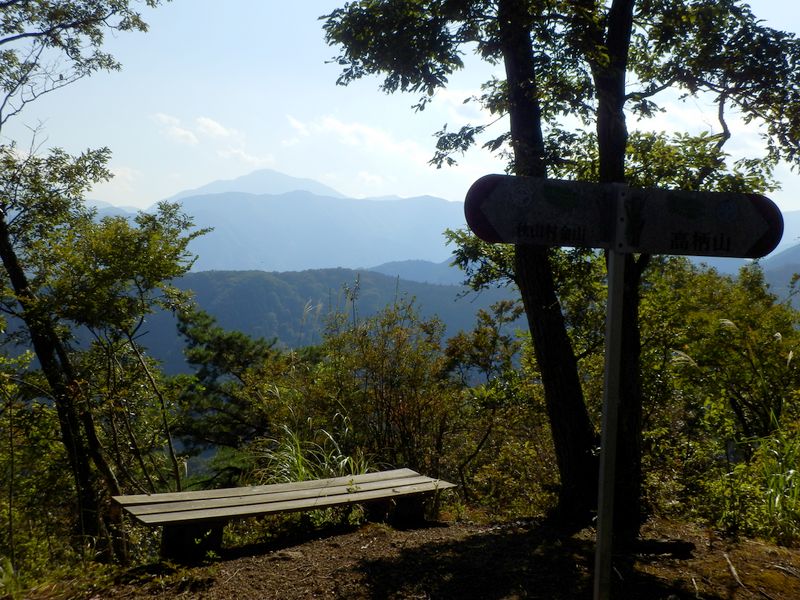 ホウジ丸にて大室山を望む