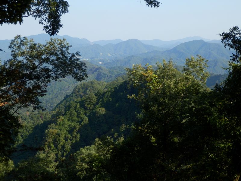 552m峰付近にて、峰山、石老山などを望む