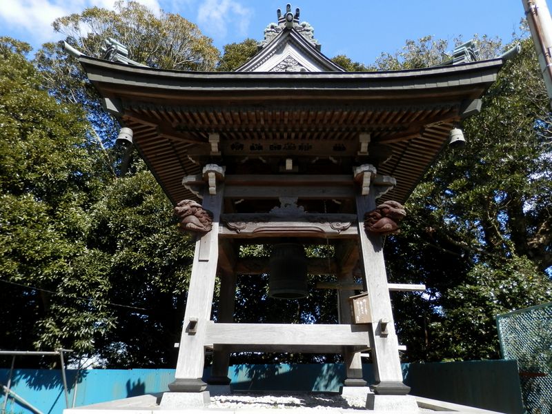 祈りをこめて、軽く粛かに撞いてください