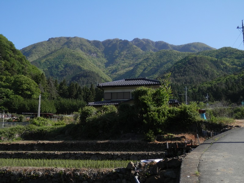 向かって右が寂惝尾根