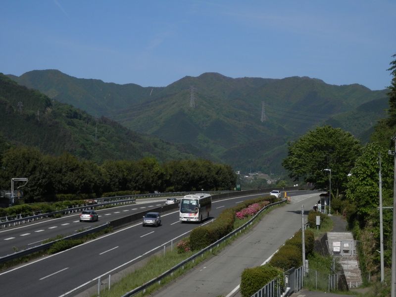 中央道の跨道橋より