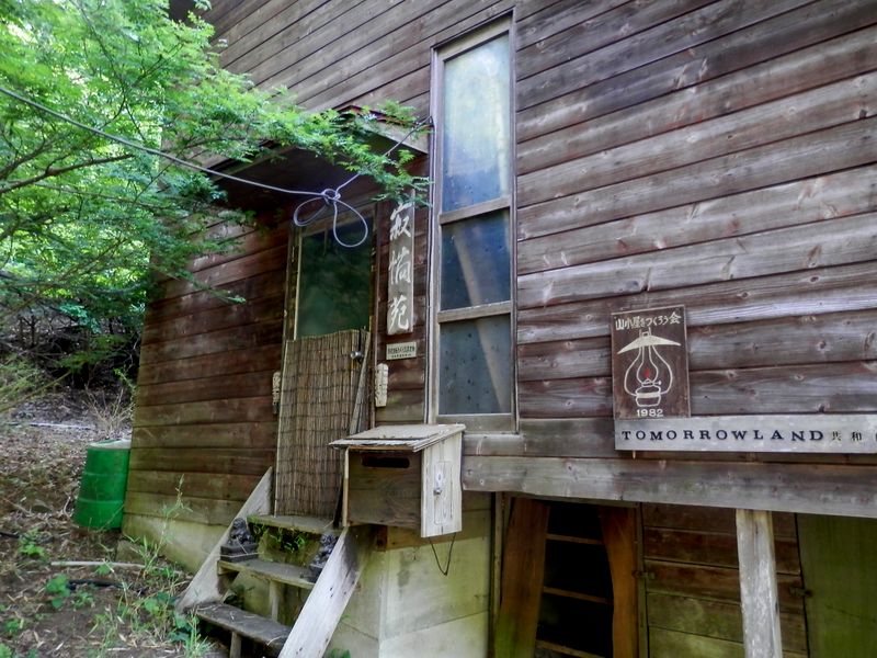 この家の前で左折する