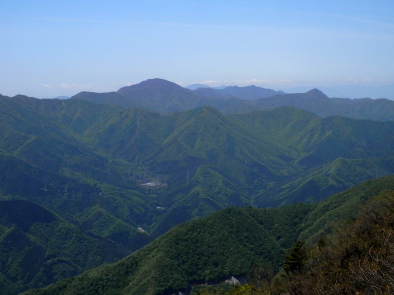 御坂黒岳、釈迦ヶ岳、手前に大沢山、大洞山ほか