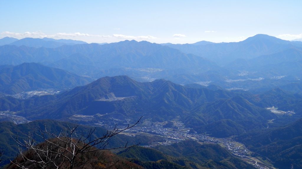 滝子山から望む丹沢と道志の山並み