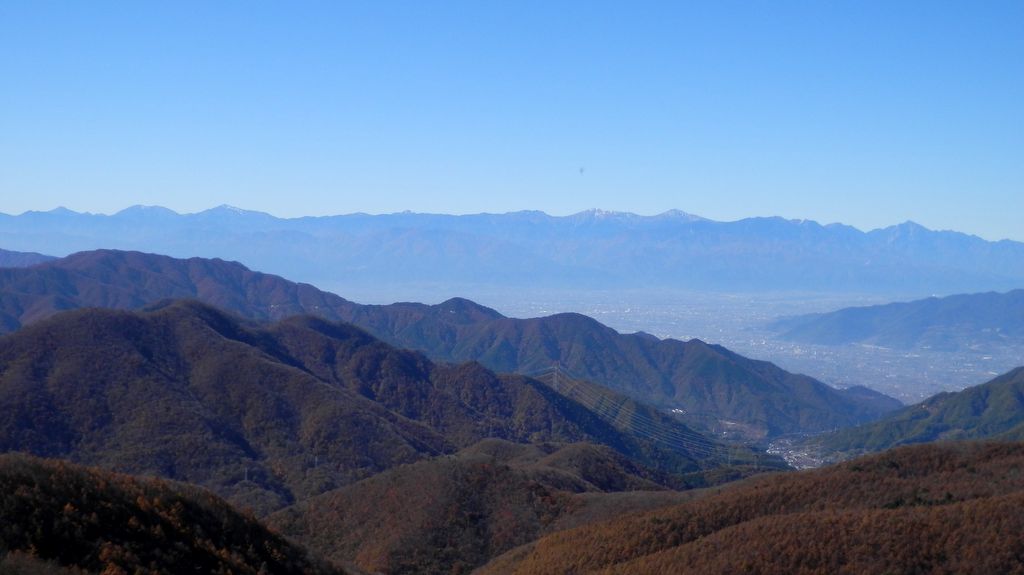 滝子山から望む南アルプスと甲府盆地