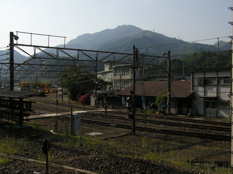 滝子山 -- 初狩駅ホームから望む滝子山