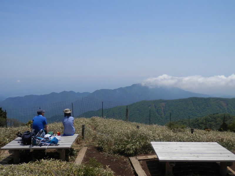 竜ヶ馬場より、大山と大山三峰山を望む