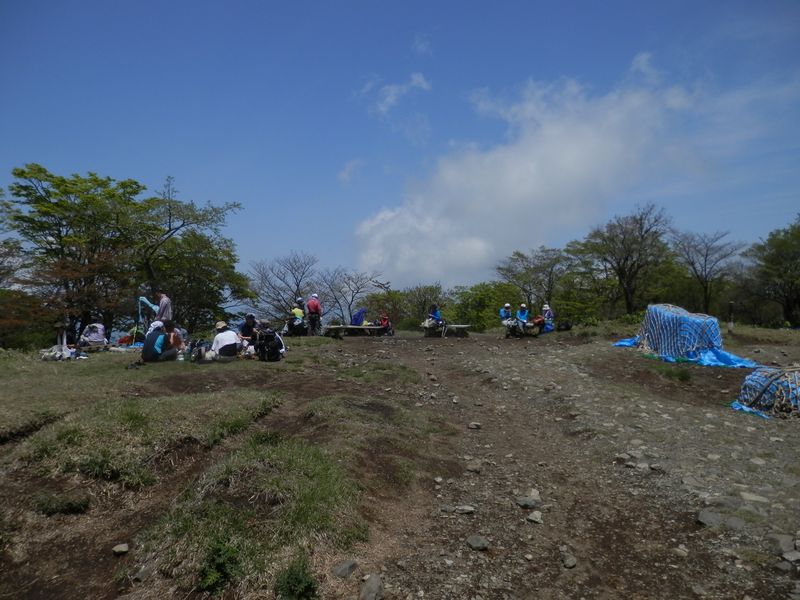 ほとんど展望のない、丹沢山の山頂広場