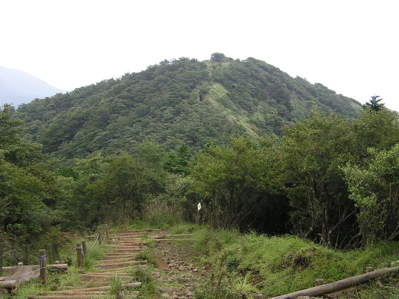 丹沢表尾根 -- ニノ塔を振り返る