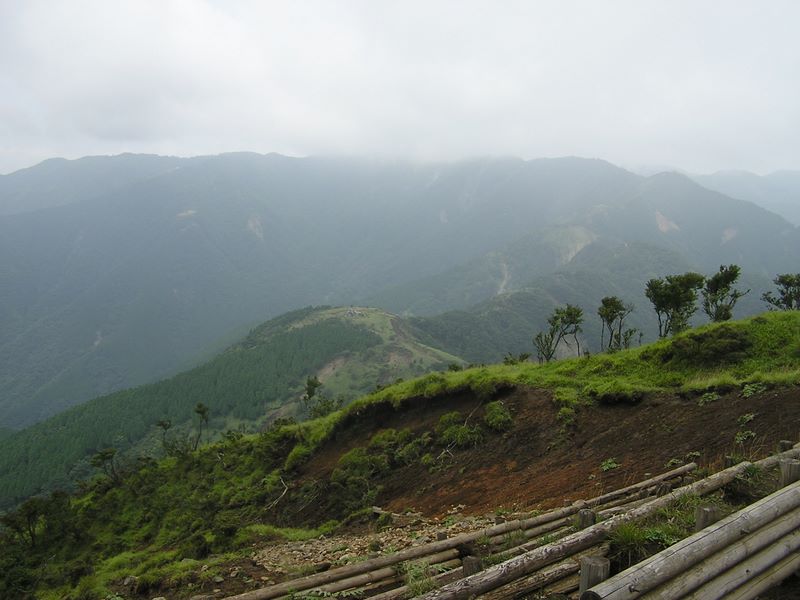丹沢表尾根 -- 三ノ塔から塔ノ岳方面を望む