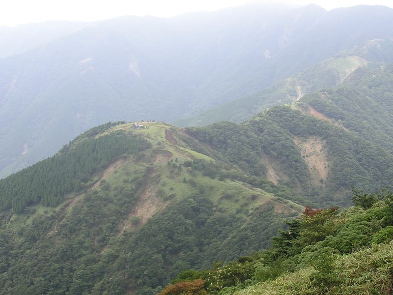 丹沢表尾根 -- 三ノ塔から西方を望む