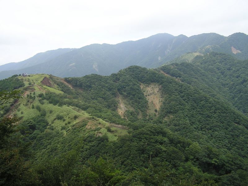 丹沢表尾根 -- 前進意欲をそそる