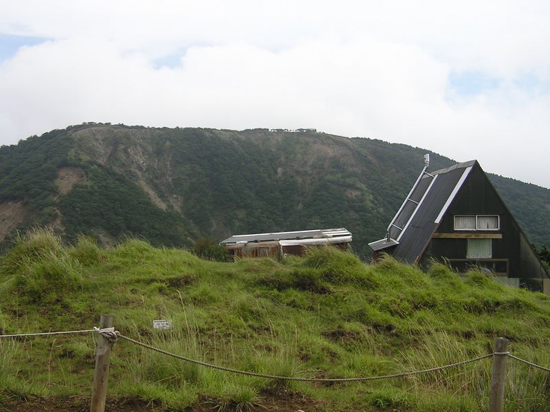 丹沢表尾根 -- 烏尾山頂から三ノ塔を望む