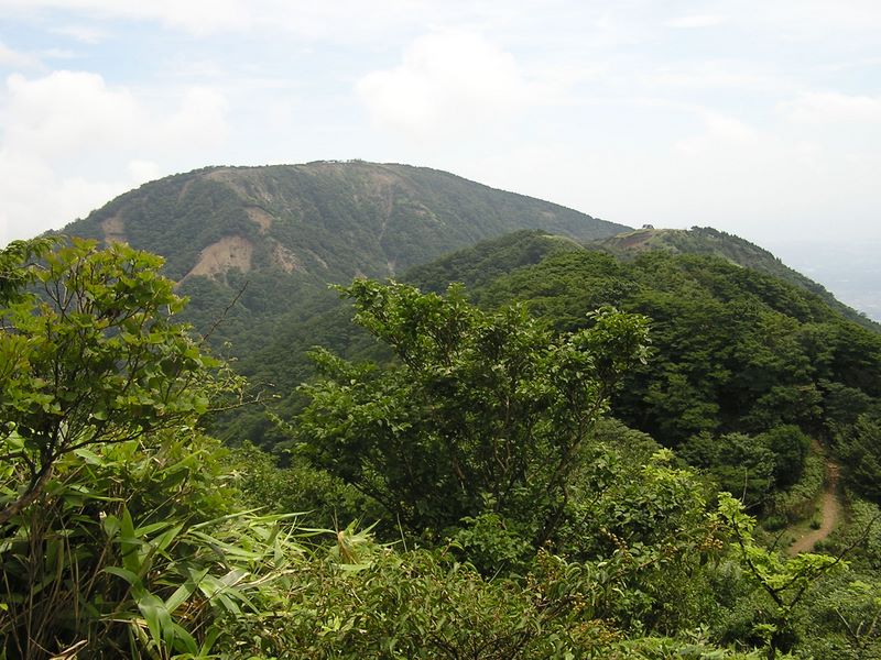 丹沢表尾根 -- 三ノ塔と烏尾山を振り返る