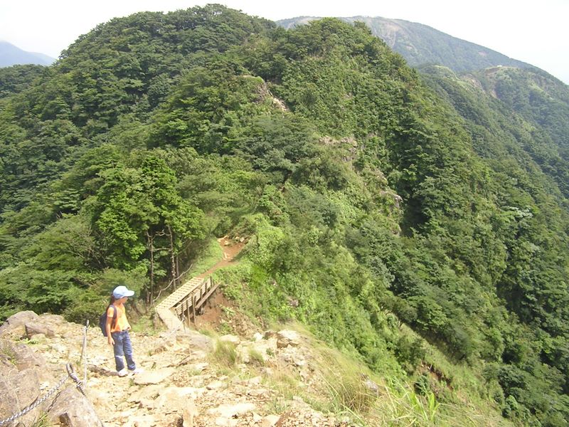丹沢表尾根 -- 三ノ塔、烏尾山、行者岳を振り返る