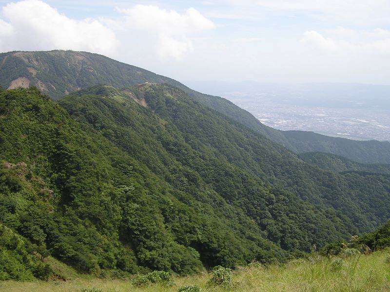 丹沢表尾根 -- 三ノ塔と烏尾山を振り返る