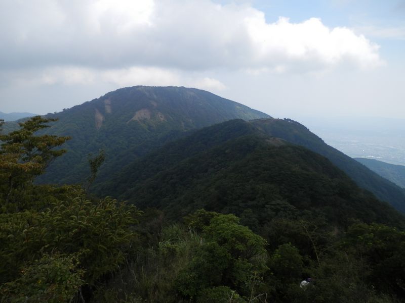 行者岳より、三ノ塔と烏尾山を振り返る