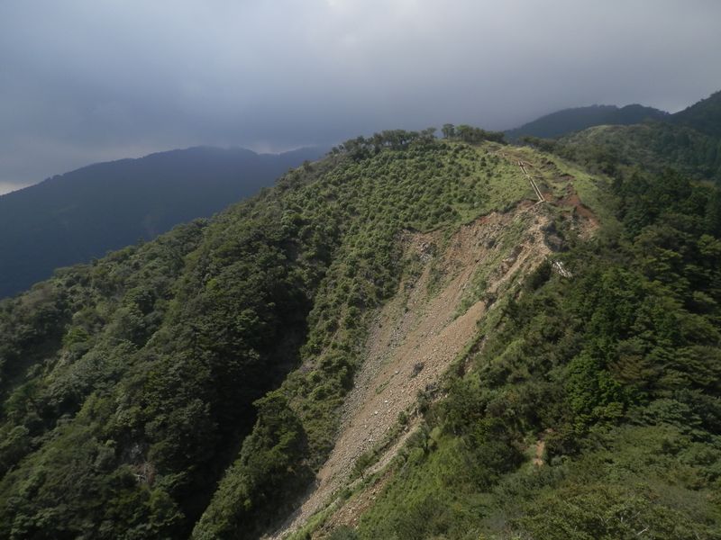 行者ヶ岳より、行く手に政次郎の頭を望む