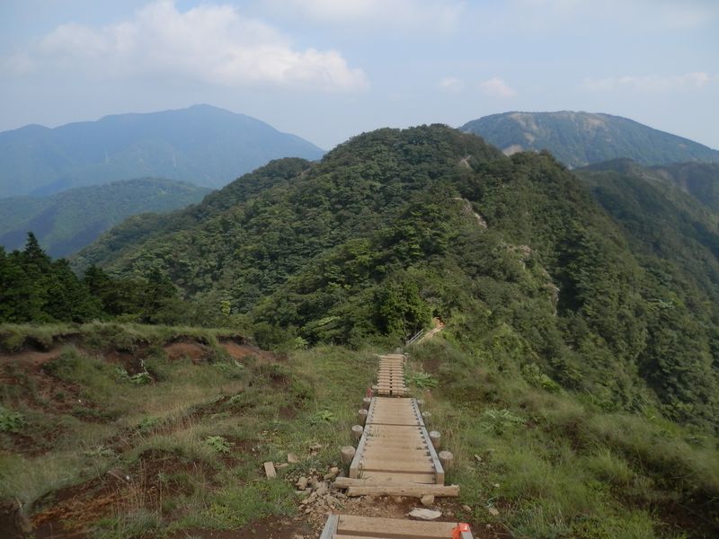 行者ヶ岳、三ノ塔を振り返る