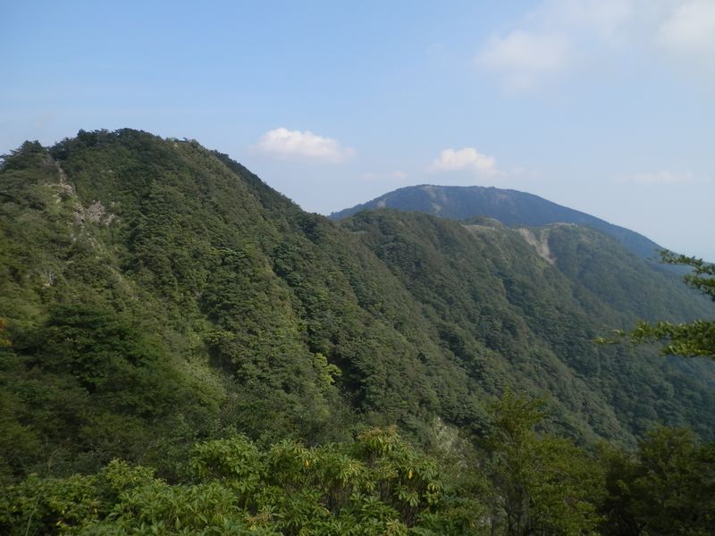 政次郎尾根より望む行者ヶ岳と表尾根