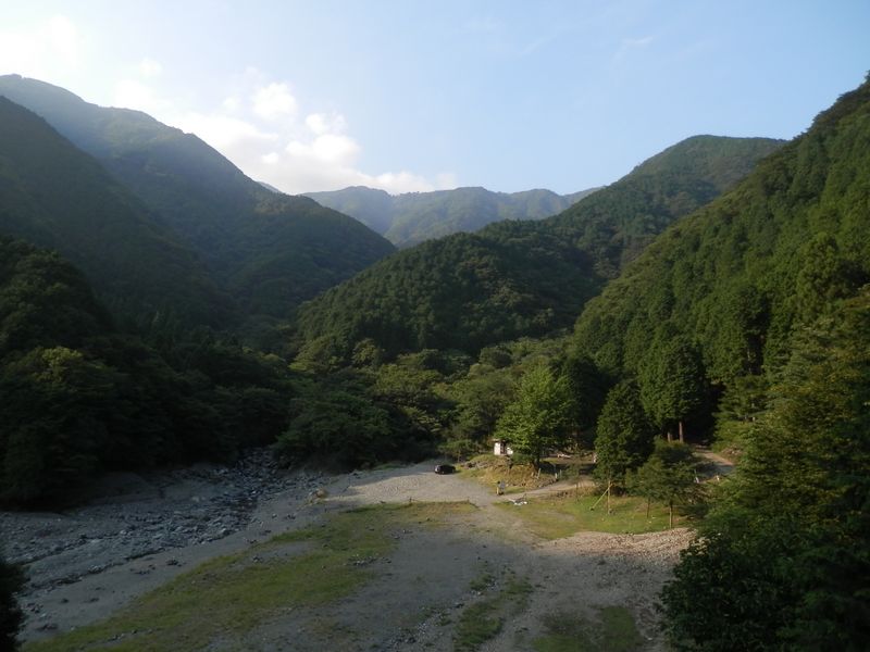 作治小屋前より、戸沢と表尾根を望む