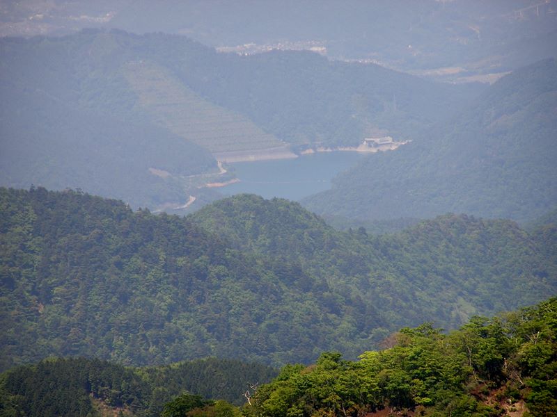 丹沢山 -- 塔ノ岳山頂から宮ケ瀬湖を望む