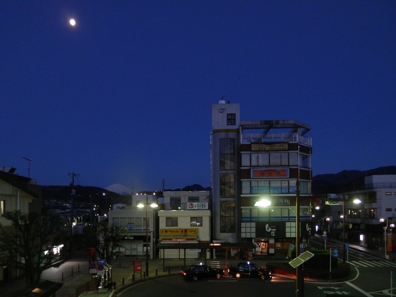 渋沢駅北口から富士山を望む
