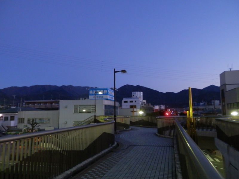 渋沢駅北口から、丹沢表尾根を望む