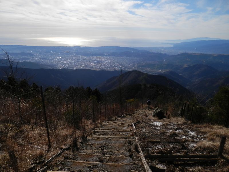 花立山荘直下より、相模湾を望む