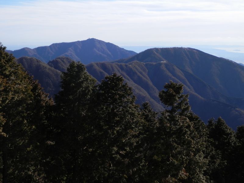 花立山荘より、丹沢表尾根を望む