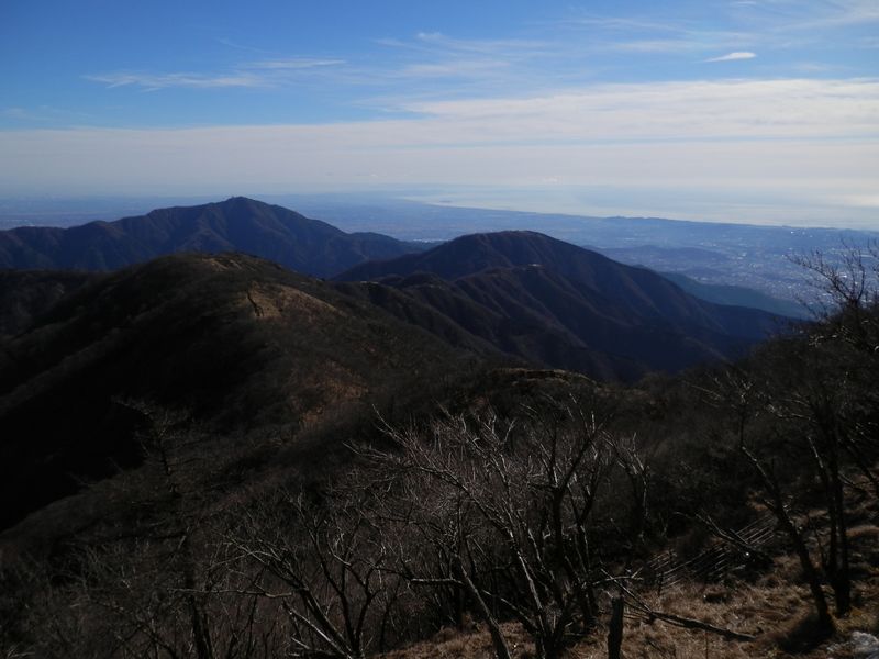 塔ノ岳山頂より、丹沢表尾根、大山、相模湾、東京湾を望む