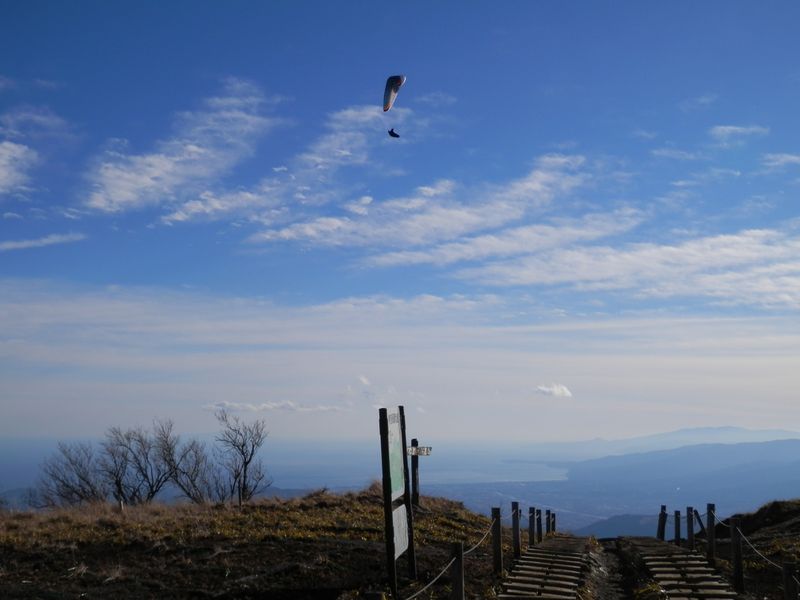 花立の上空を飛ぶパラグライダー