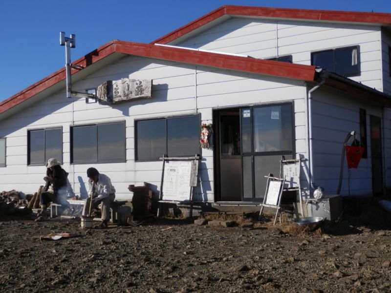 花立山荘前で、火吹き竹で火をおこしていた