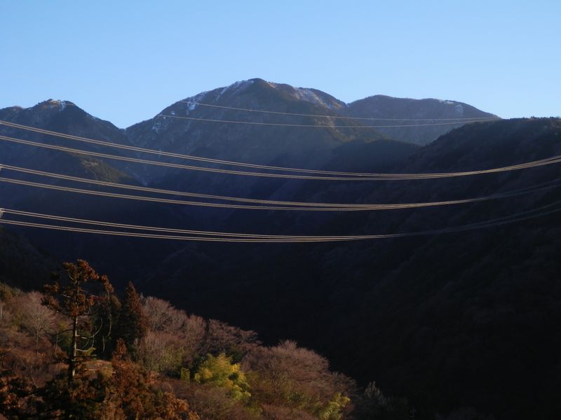 三ノ塔（中央）、二ノ塔（右）、烏尾山（左）