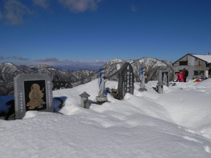石仏たちは、東を向いている