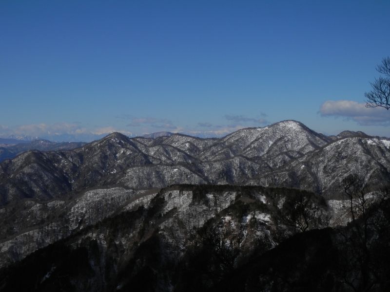 同角山稜（左）と檜洞丸を望む