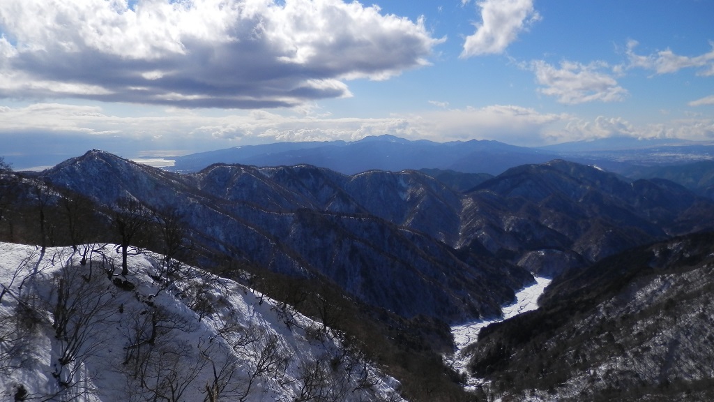箱根の神山の手前に鍋割山荘