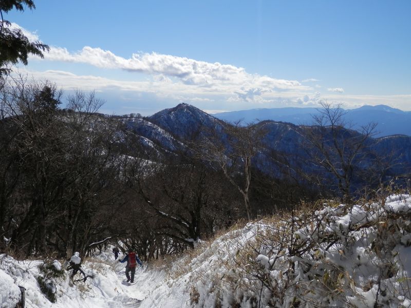 下り道は、雪解けが始まっていた