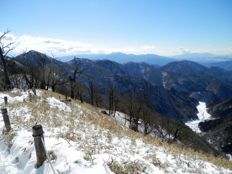 鍋割山稜を望む