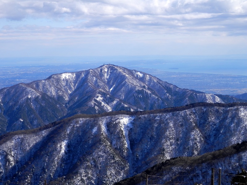 大山ズームイン。手前に長尾尾根。右遠方に江ノ島。
