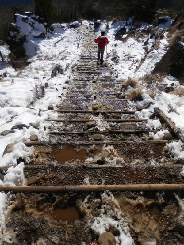 花立山荘直下の階段は、この通り