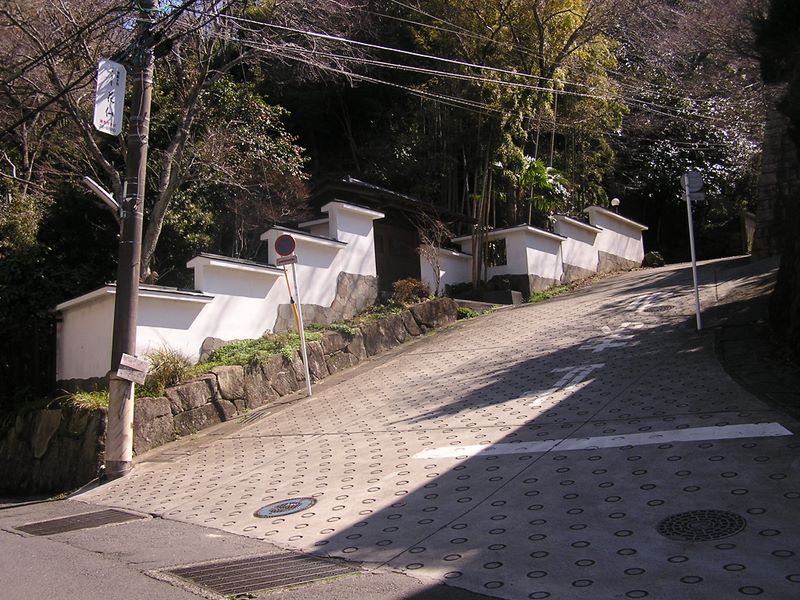 天園 -- この白い塀沿いに右折